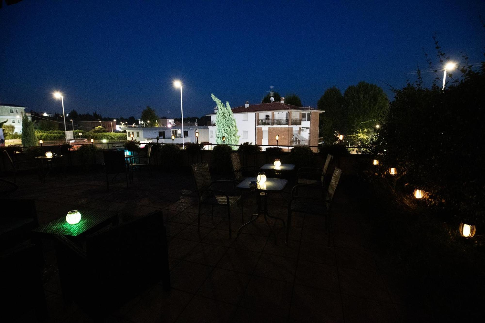 Bru Rooms Peschiera del Garda Bagian luar foto