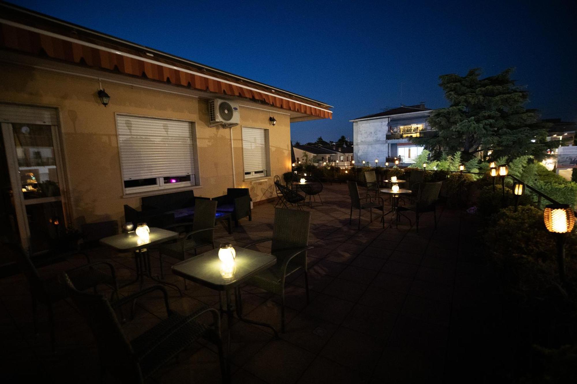 Bru Rooms Peschiera del Garda Bagian luar foto