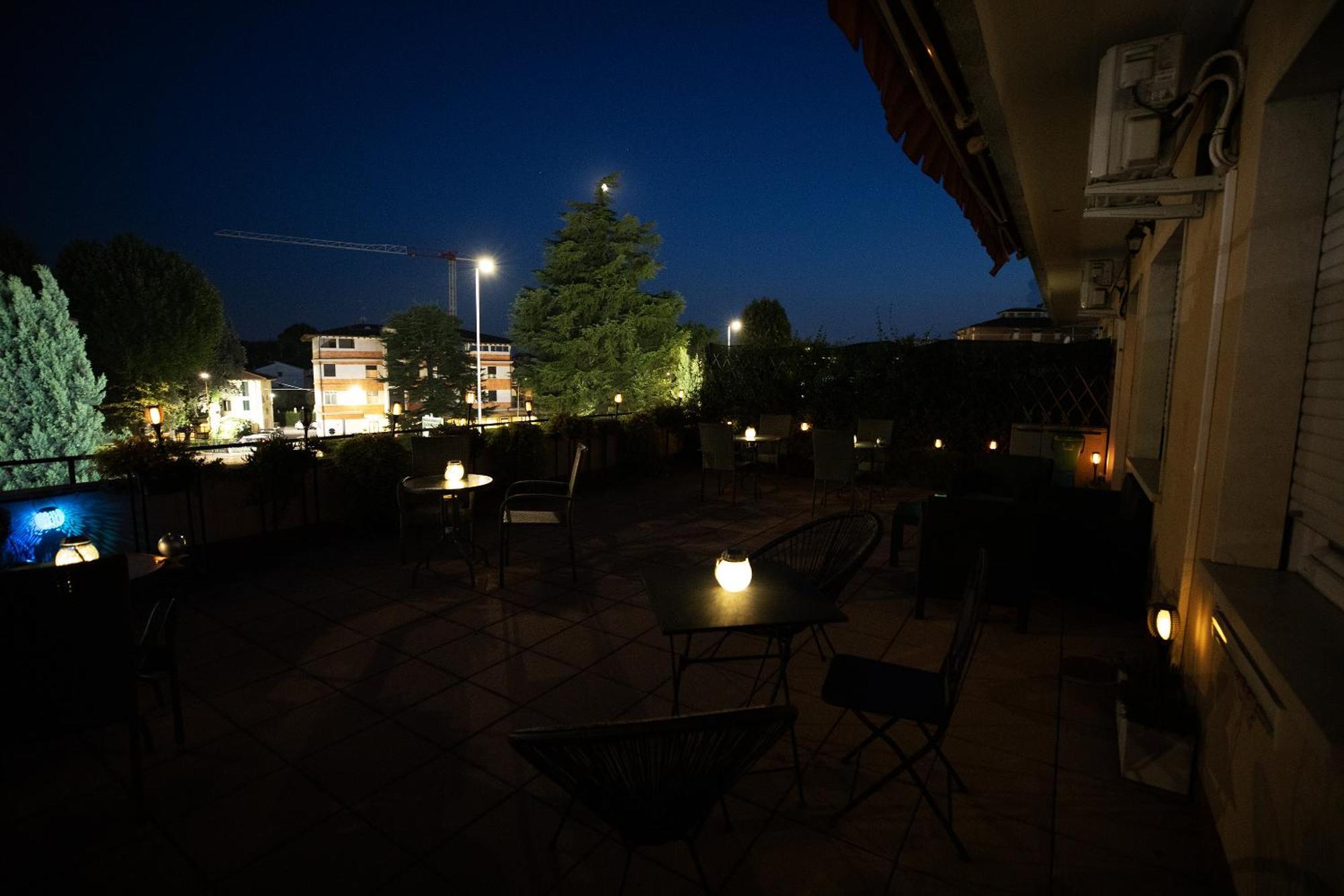 Bru Rooms Peschiera del Garda Bagian luar foto